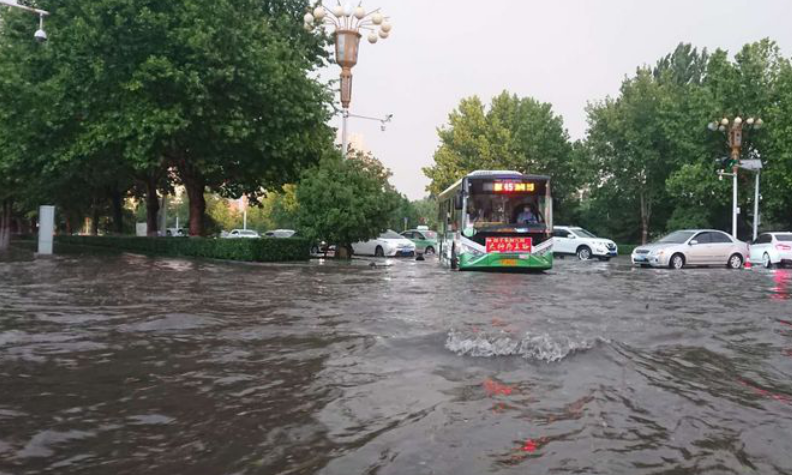 邯鄲公交：大雨滂沱 公交早有準(zhǔn)備