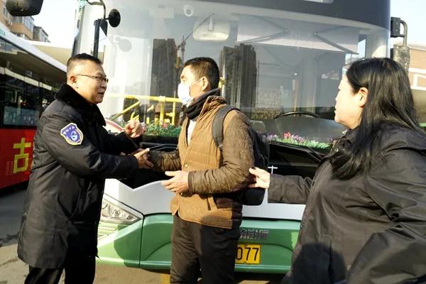 乘客粗心遺失救命錢 邯鄲公交接力幫找回