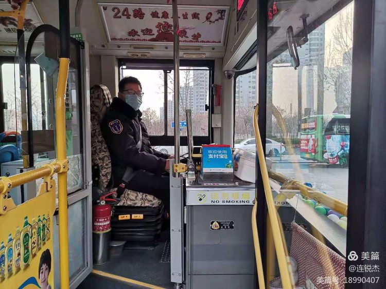 公交車長時(shí)刻踐行“視老人為父母，視乘客為親人”的服務(wù)理念