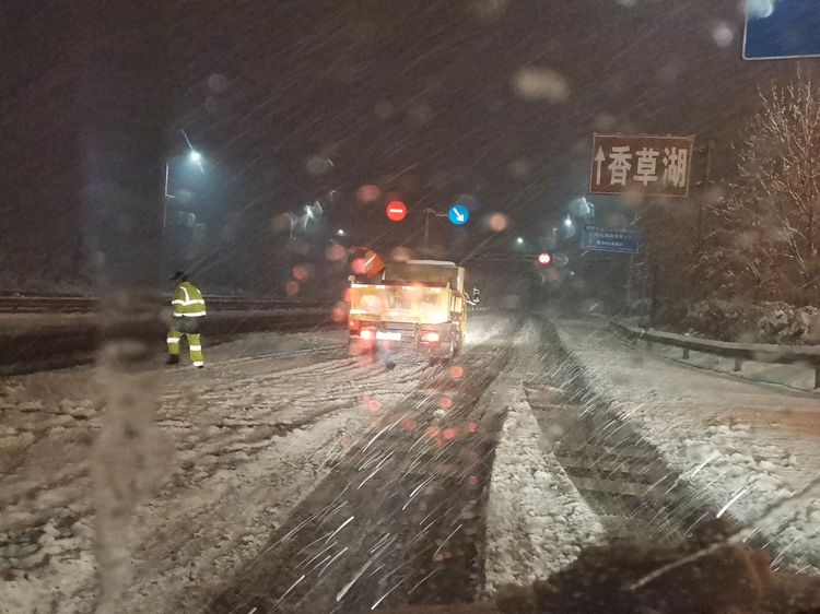 恒質集團全力以赴除雪保青蘭高速史村連接線暢通