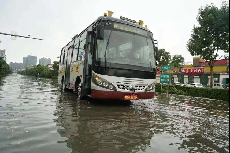 邯鄲公交：啟動應急指揮救援車！暴雨中，他們是最溫情的路標