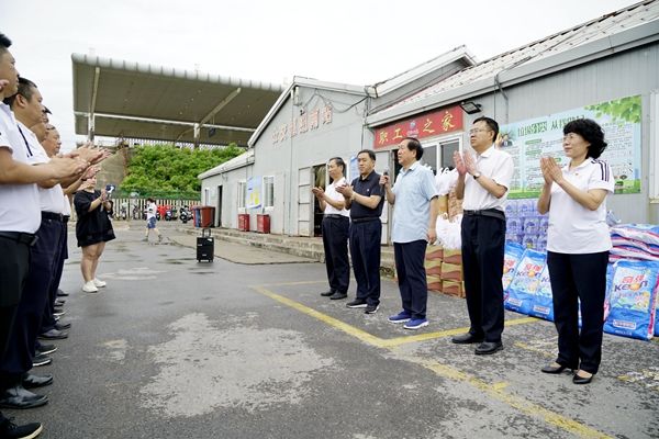 真情潤心田 關(guān)懷暖人心——市總工會領(lǐng)導(dǎo)慰問公交一線職工