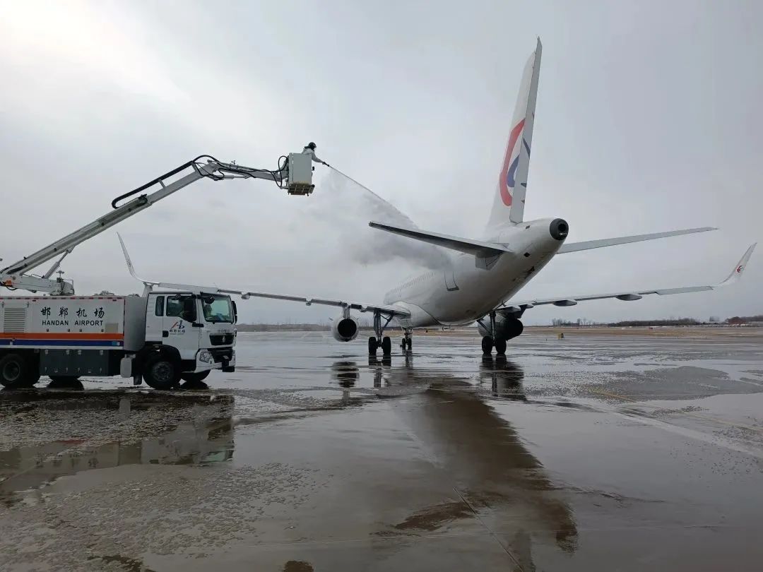 邯鄲交投集團(tuán)全力除雪保暢溫暖回家路