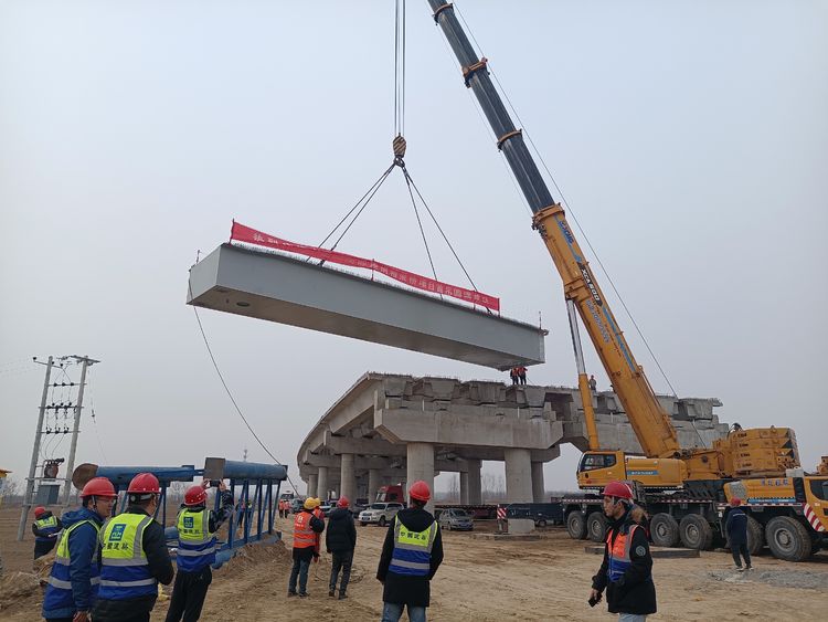 路通公司---邯港高速衡水段工程首片鋼箱梁吊裝成功